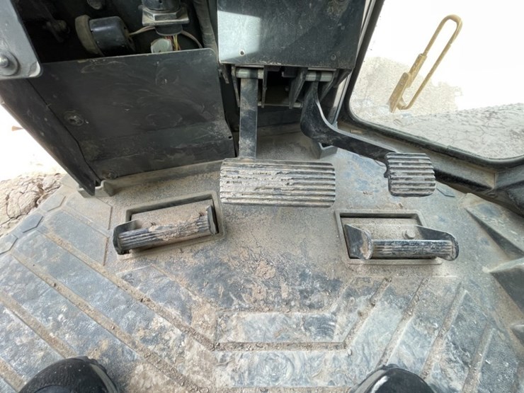 2019-caterpillar-d8t-image-37