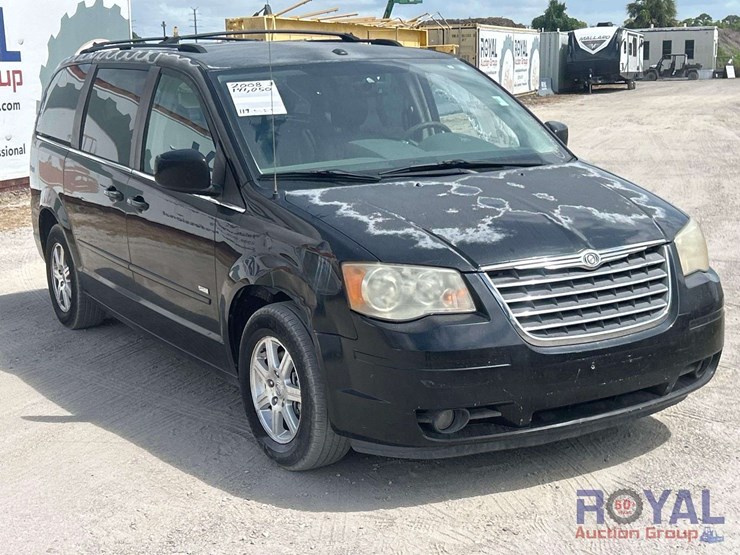 2008-chrysler-town-&-country-image-2