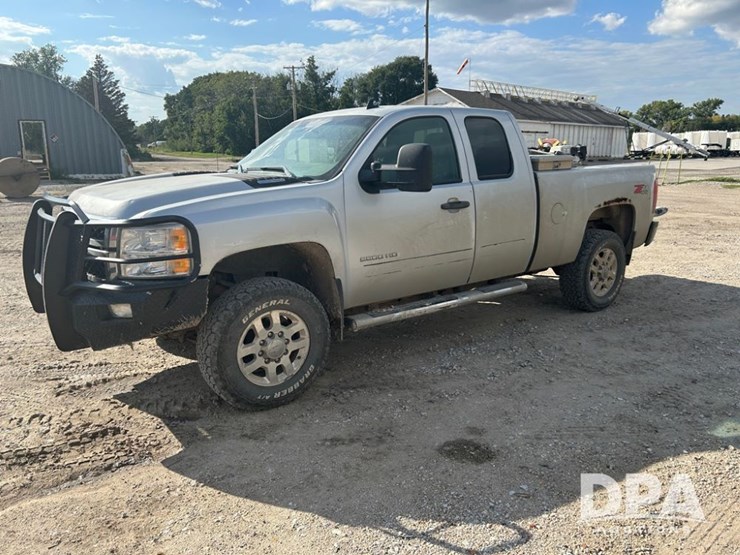 2012-chevrolet-2500hd-image-2