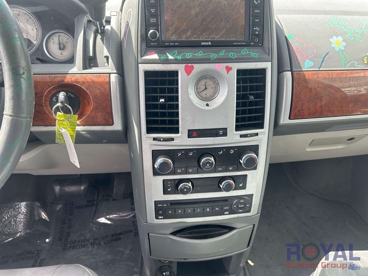 2008-chrysler-town-&-country-image-13