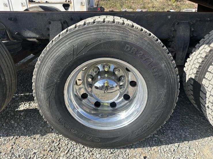 2014-peterbilt-567-image-80