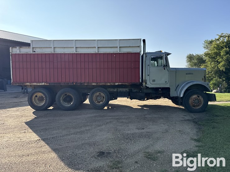 1985-freightliner-flc120-image-4