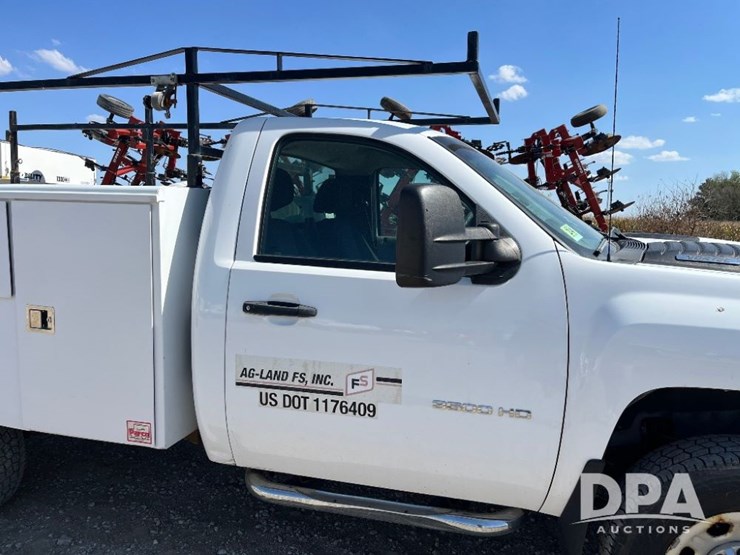 2011-chevrolet-3500hd-image-26