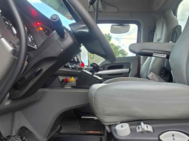 2021-kenworth-t880-image-28