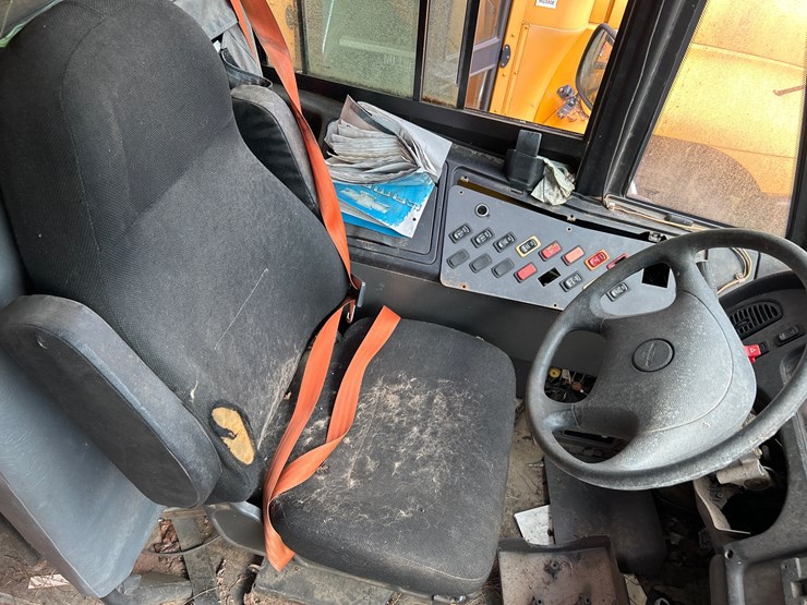 2012-freightliner-b2-image-12