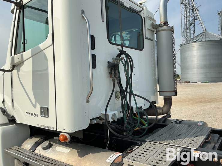 2007-freightliner-columbia-120-image-9