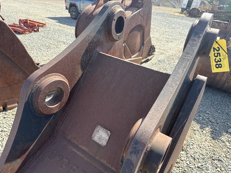 #2538-•-approx-28“-excavator-bucket-image-7