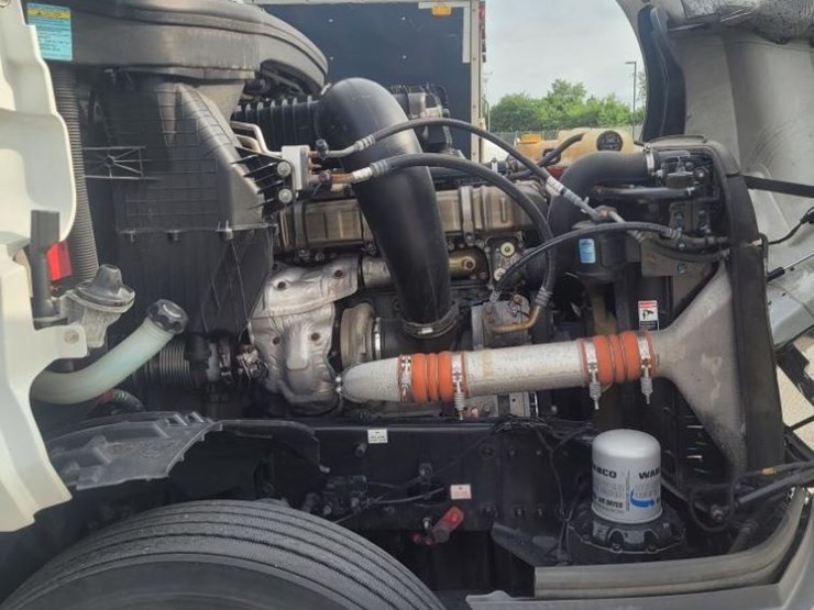 2018-freightliner-cascadia-126-image-6