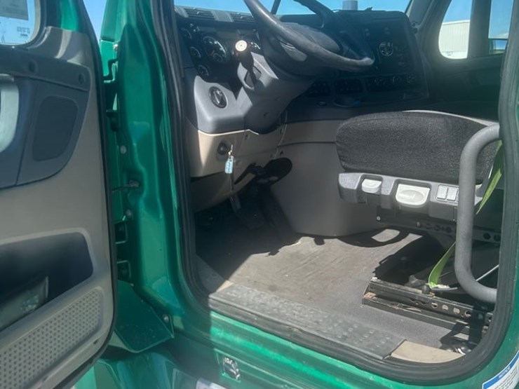 2017-freightliner-cascadia-125-image-18