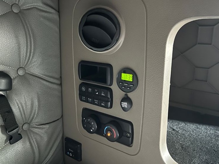 2016-freightliner-tr-125-semi-(ls0419,-unit-884)-image-29