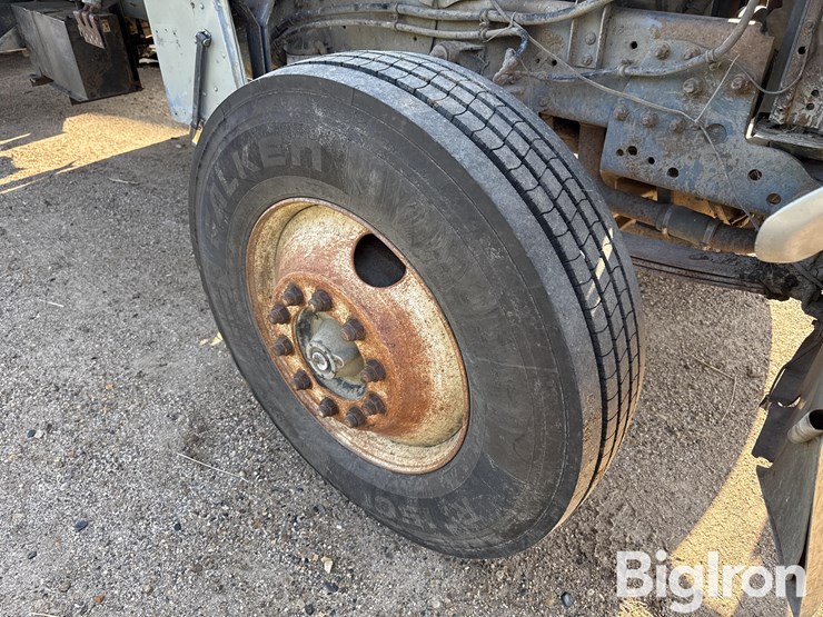 1985-freightliner-flc120-image-16