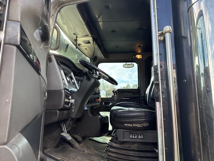 2009-kenworth-w900-image-37