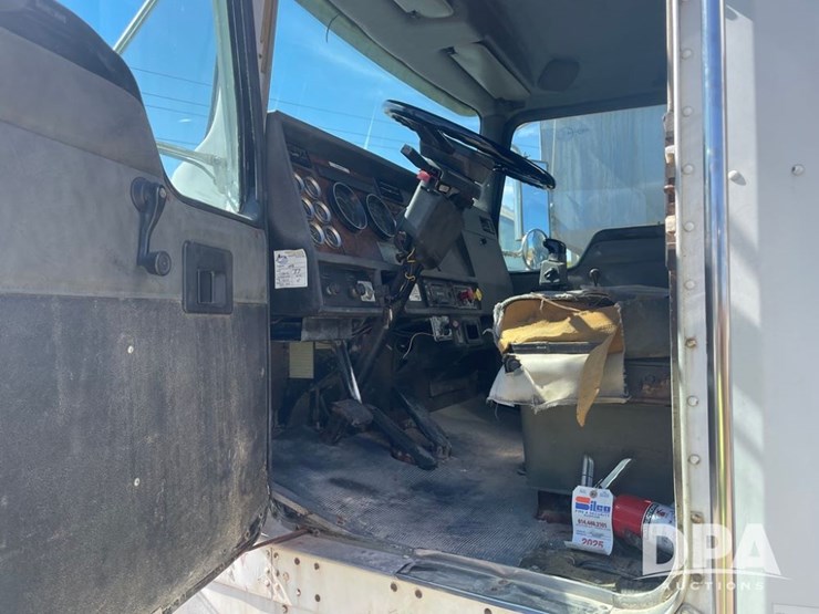 1999-kenworth-t800-image-18