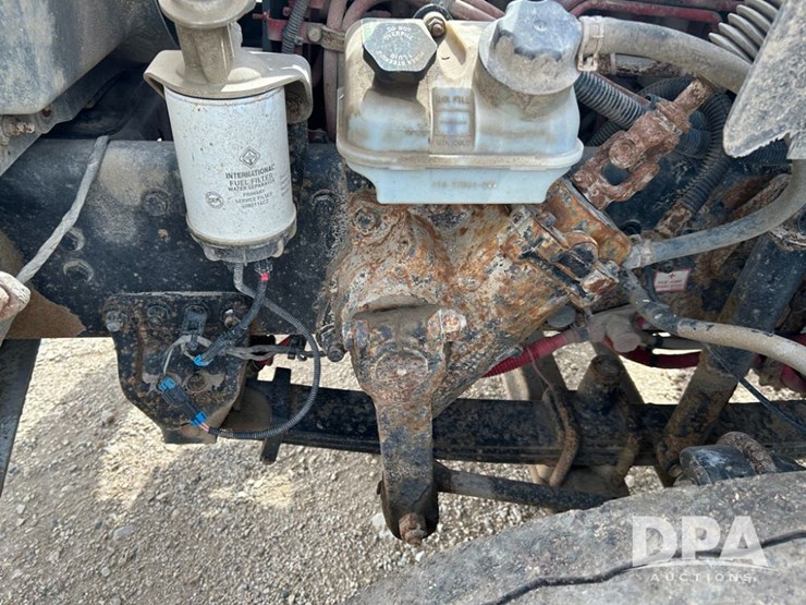 2016-freightliner-108sd-image-36