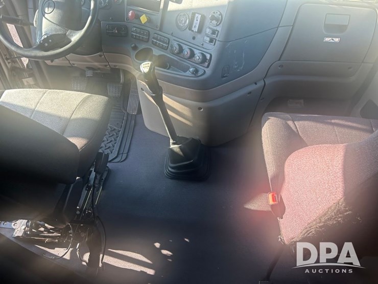 2016-freightliner-cascadia-125-image-14