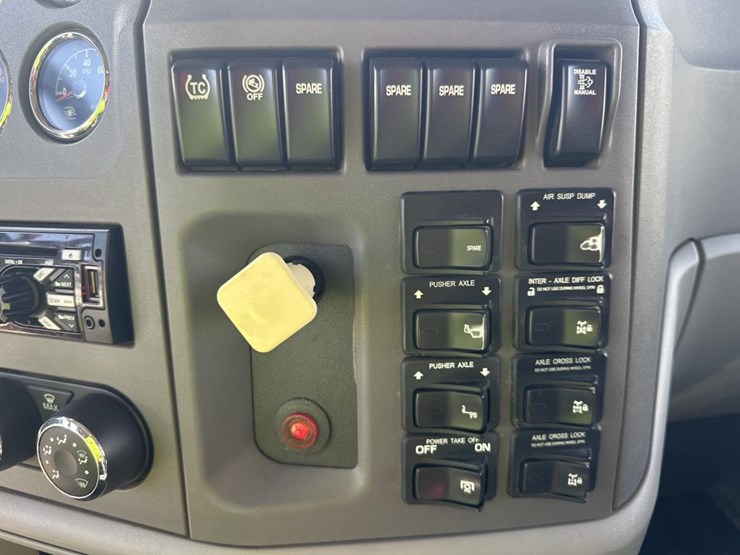 2014-peterbilt-567-image-32
