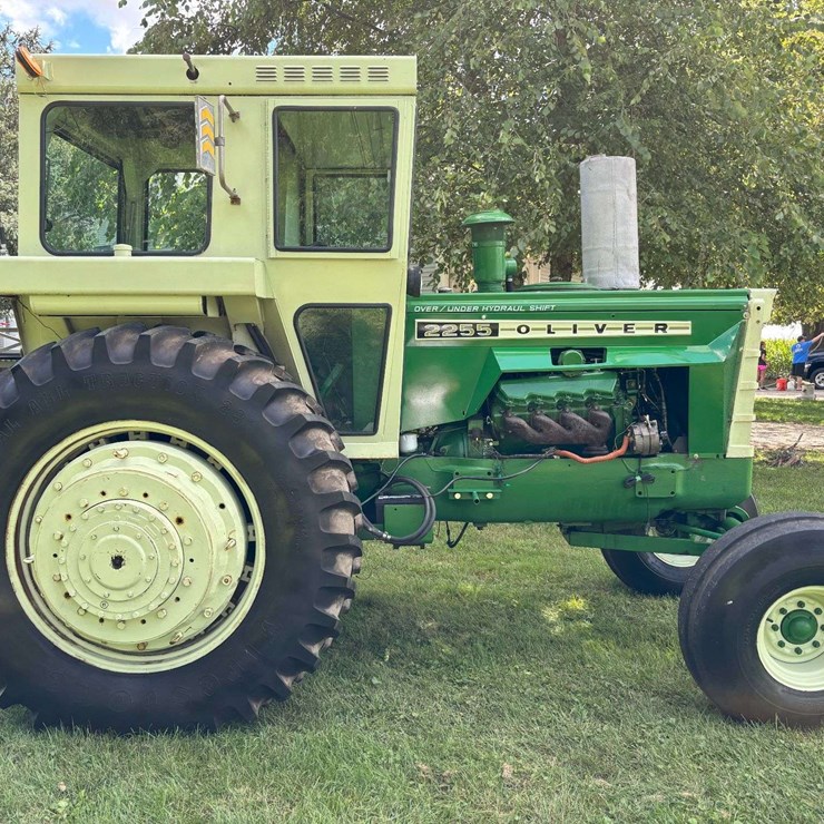 1976 OLIVER 2255