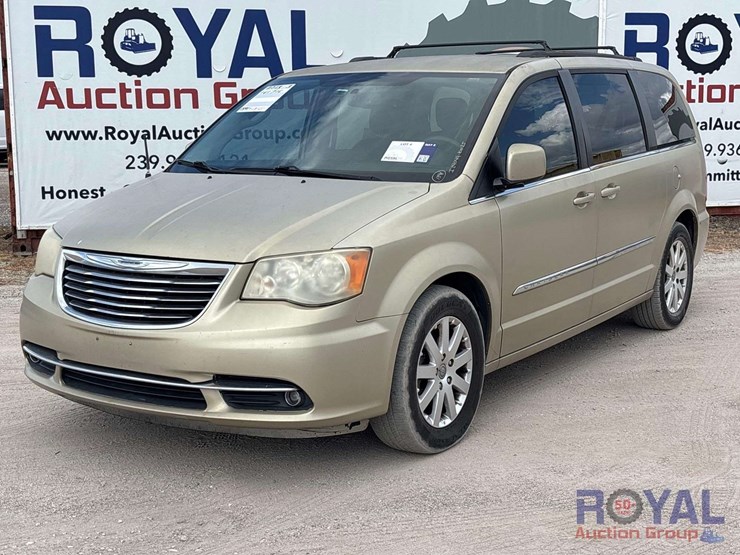 2013-chrysler-town-&-country-image-1