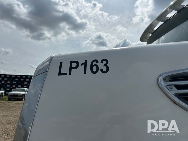 2016-freightliner-108sd-image-3