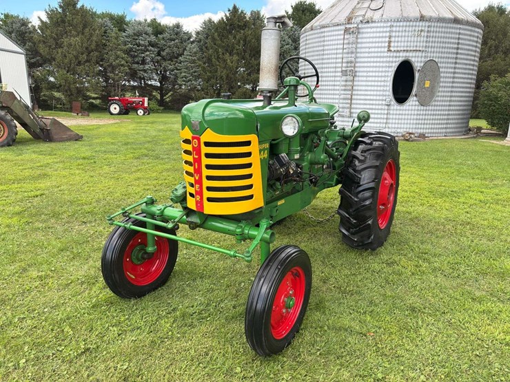 1957-oliver-super-44-image-1
