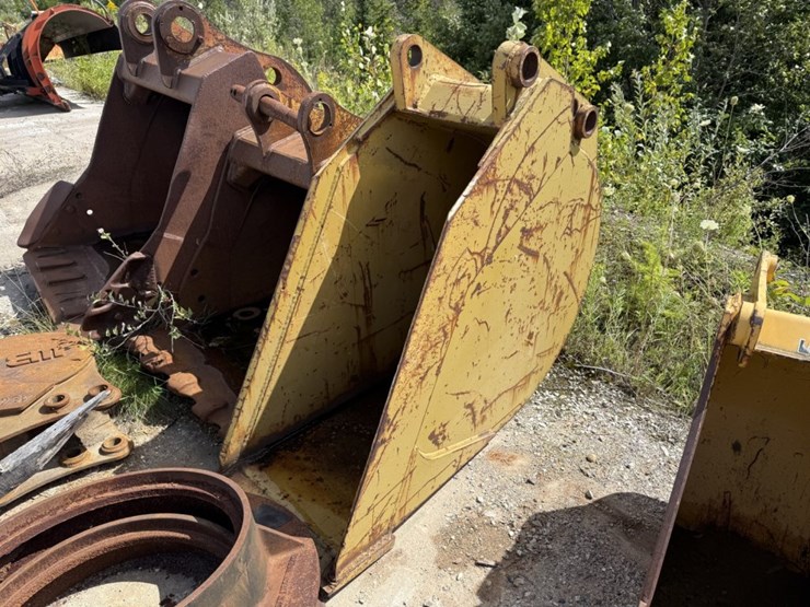 #2532-•-approx-22“-trenching-bucket-image-1