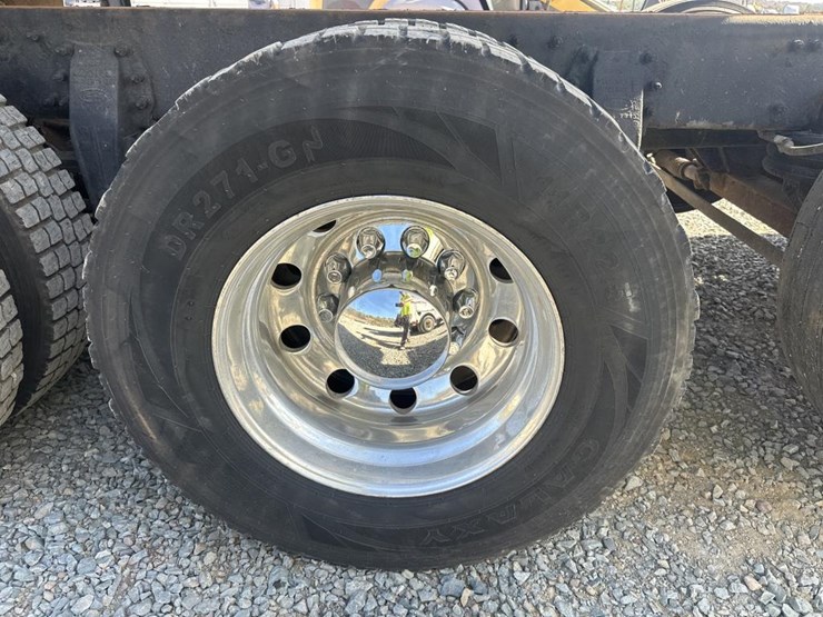 2014-peterbilt-567-image-66