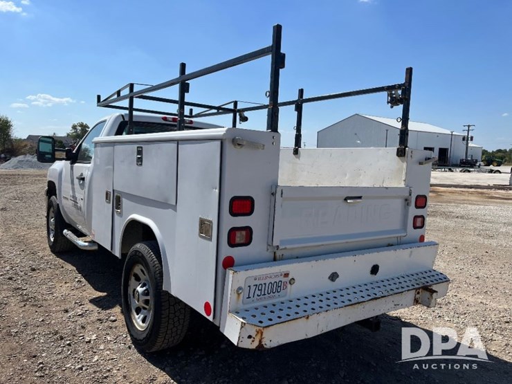 2011-chevrolet-3500hd-image-12