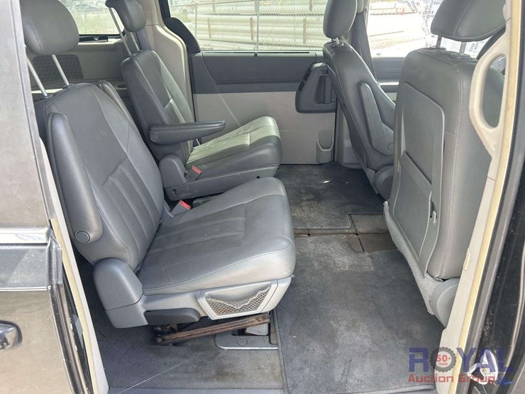 2008-chrysler-town-&-country-image-24