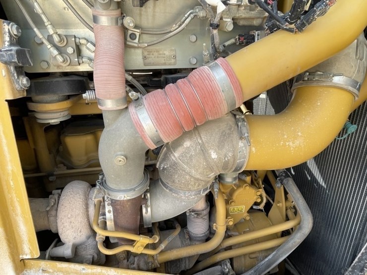 2019-caterpillar-d8t-image-30