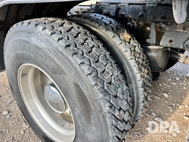 2015-peterbilt-579-image-36