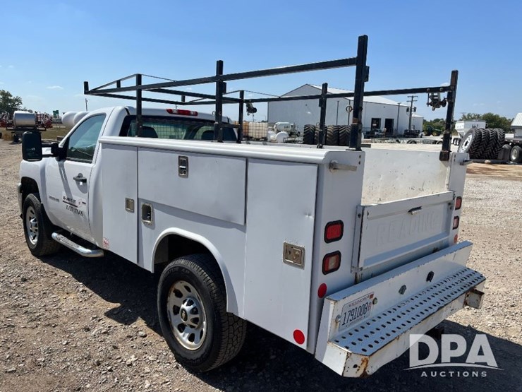 2011-chevrolet-3500hd-image-35
