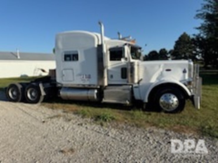 2013-peterbilt-389-truck-(jm627)-image-2