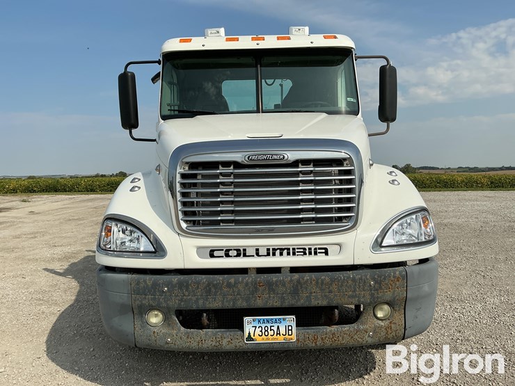 2007-freightliner-columbia-120-image-2