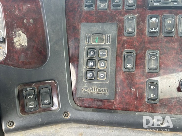 2016-freightliner-108sd-image-45