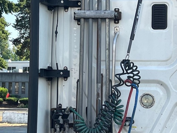 2016-freightliner-tr-125-semi-(ls0419,-unit-884)-image-8