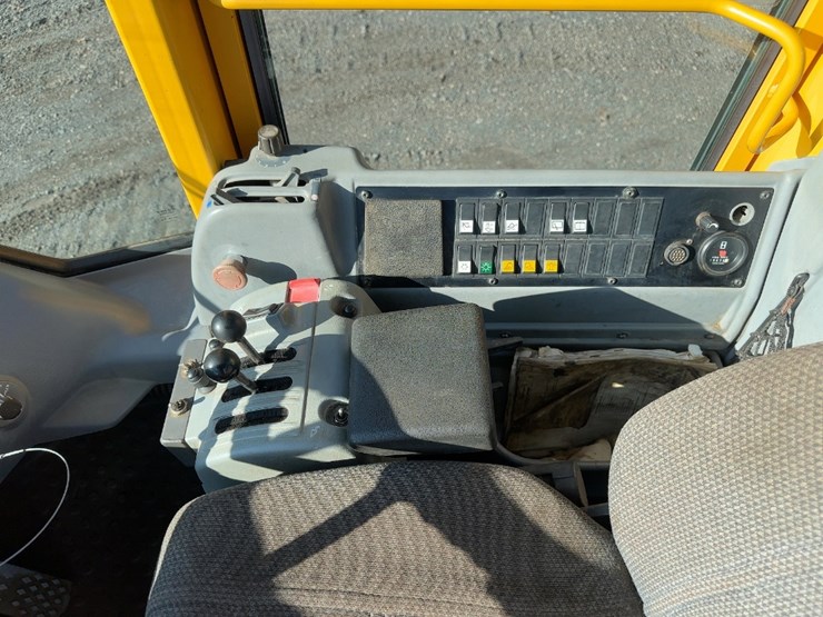 2000-volvo-l90d-image-24