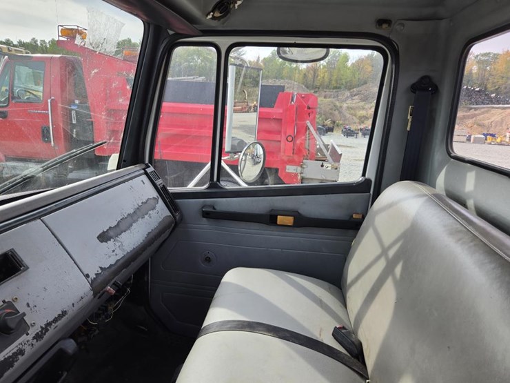 1995-freightliner-fl70-image-46