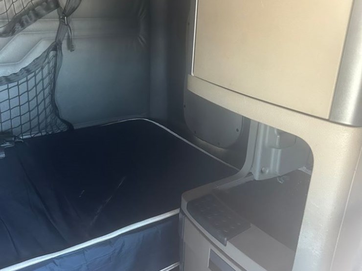 2017-freightliner-cascadia-125-image-16