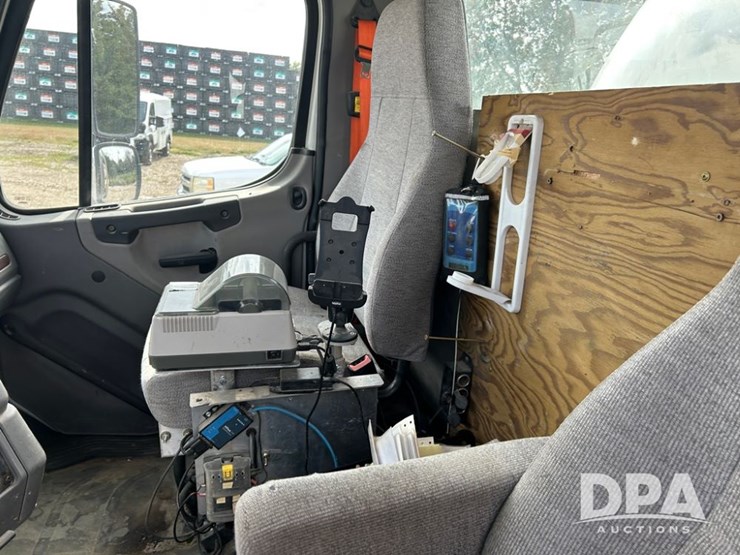 2016-freightliner-108sd-image-41