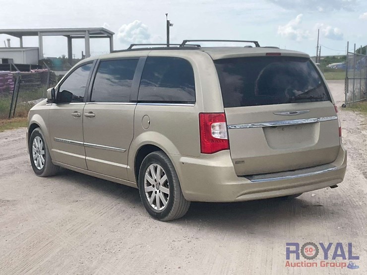 2013-chrysler-town-&-country-image-4