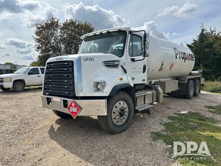 2016-freightliner-108sd-image-1