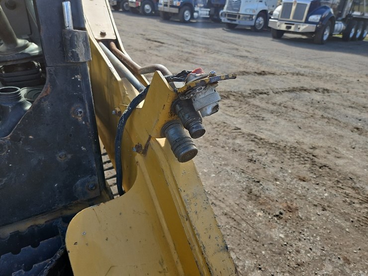 2011-caterpillar-257b3-image-19