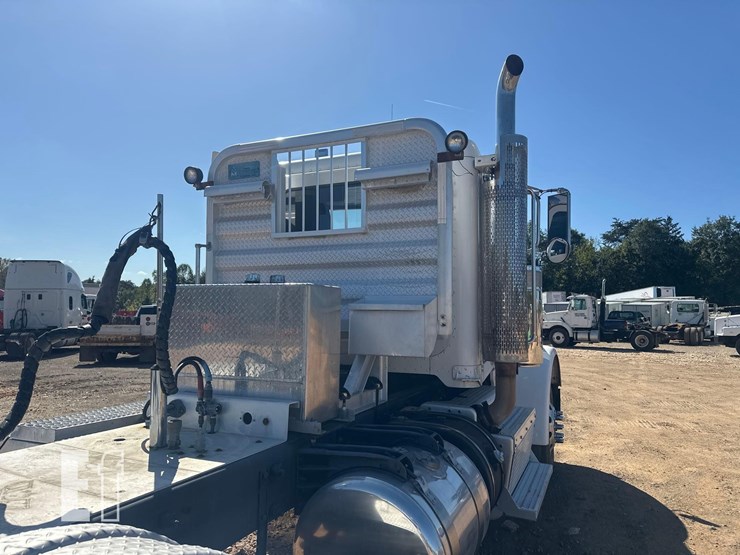 2012-peterbilt-367-image-23