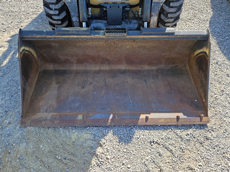 2022-deere-318g-image-3