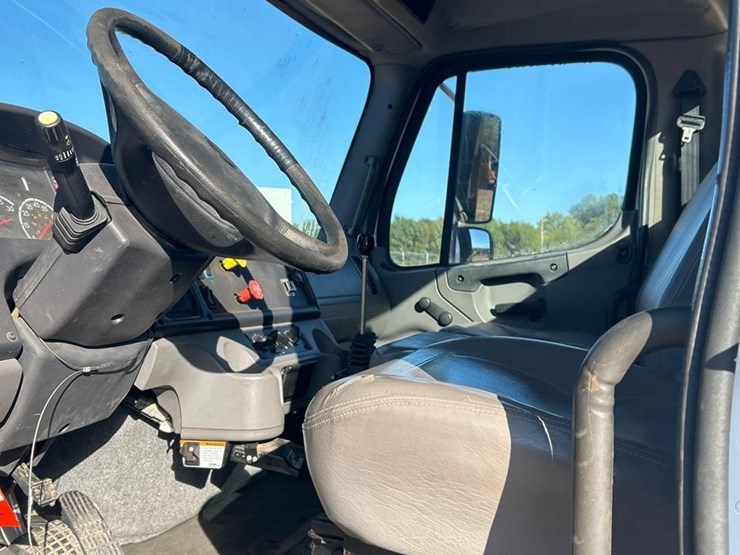 2018-freightliner-business-class-m2-106-image-39