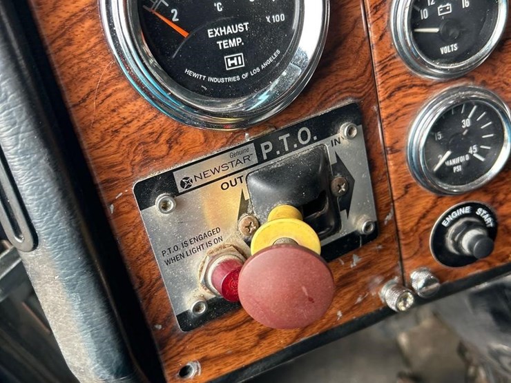 2000-peterbilt-379-image-61