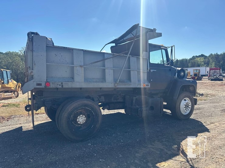 1982-ford-8000-image-3