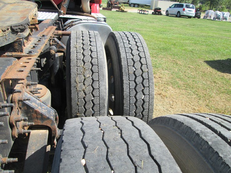 2011-volvo-acl64-image-7