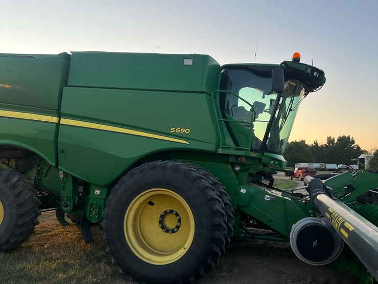 2013-john-deere-s690-image-13