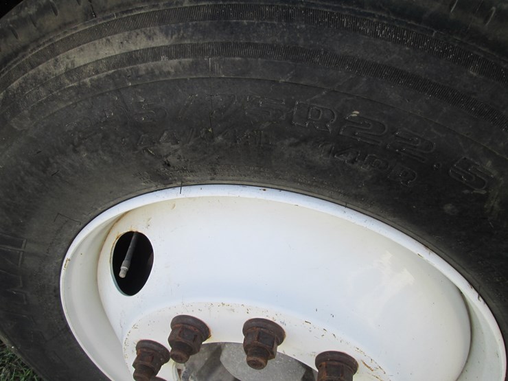2011-volvo-acl64-image-16